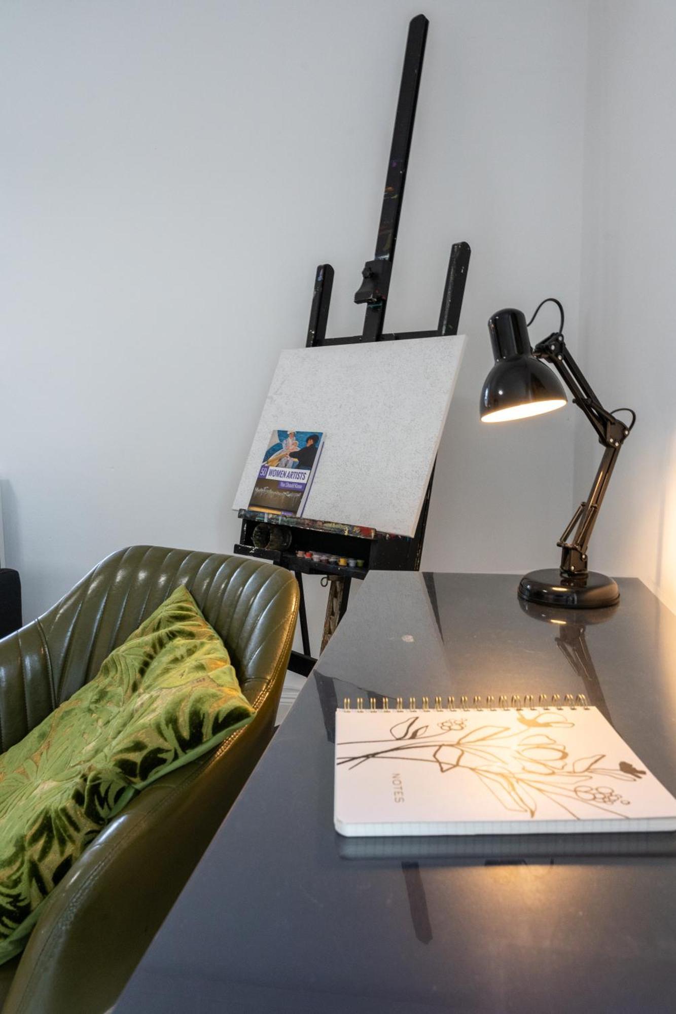 Holideis - Art-apartment - 3min To - Big Terrace - 2 Bedrooms