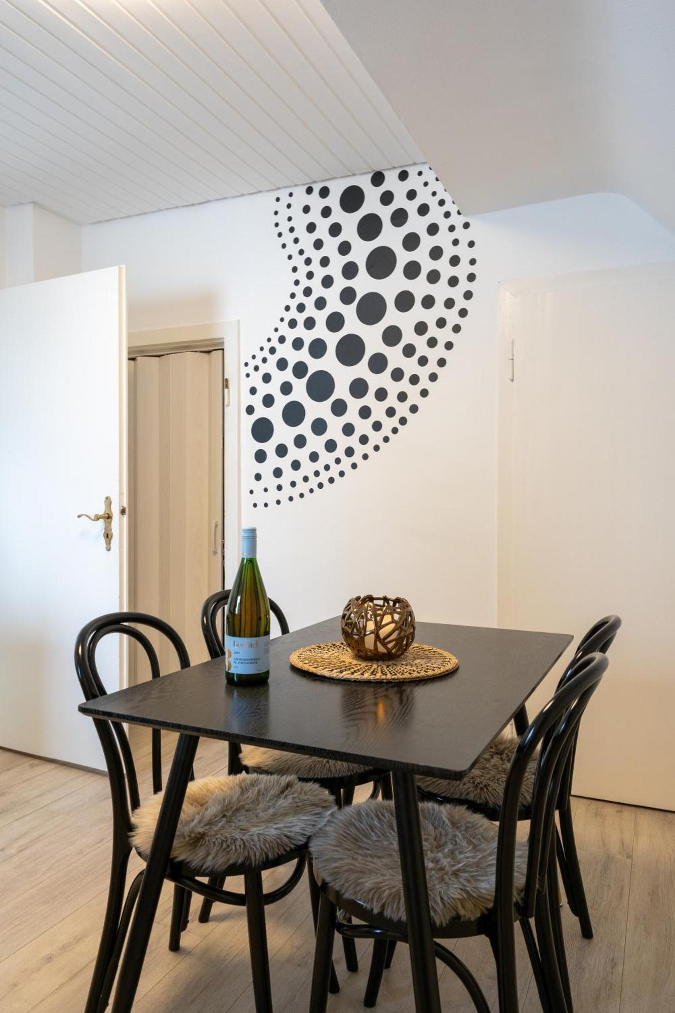 Holideis - Art-apartment - 3min To - Big Terrace - 2 Bedrooms